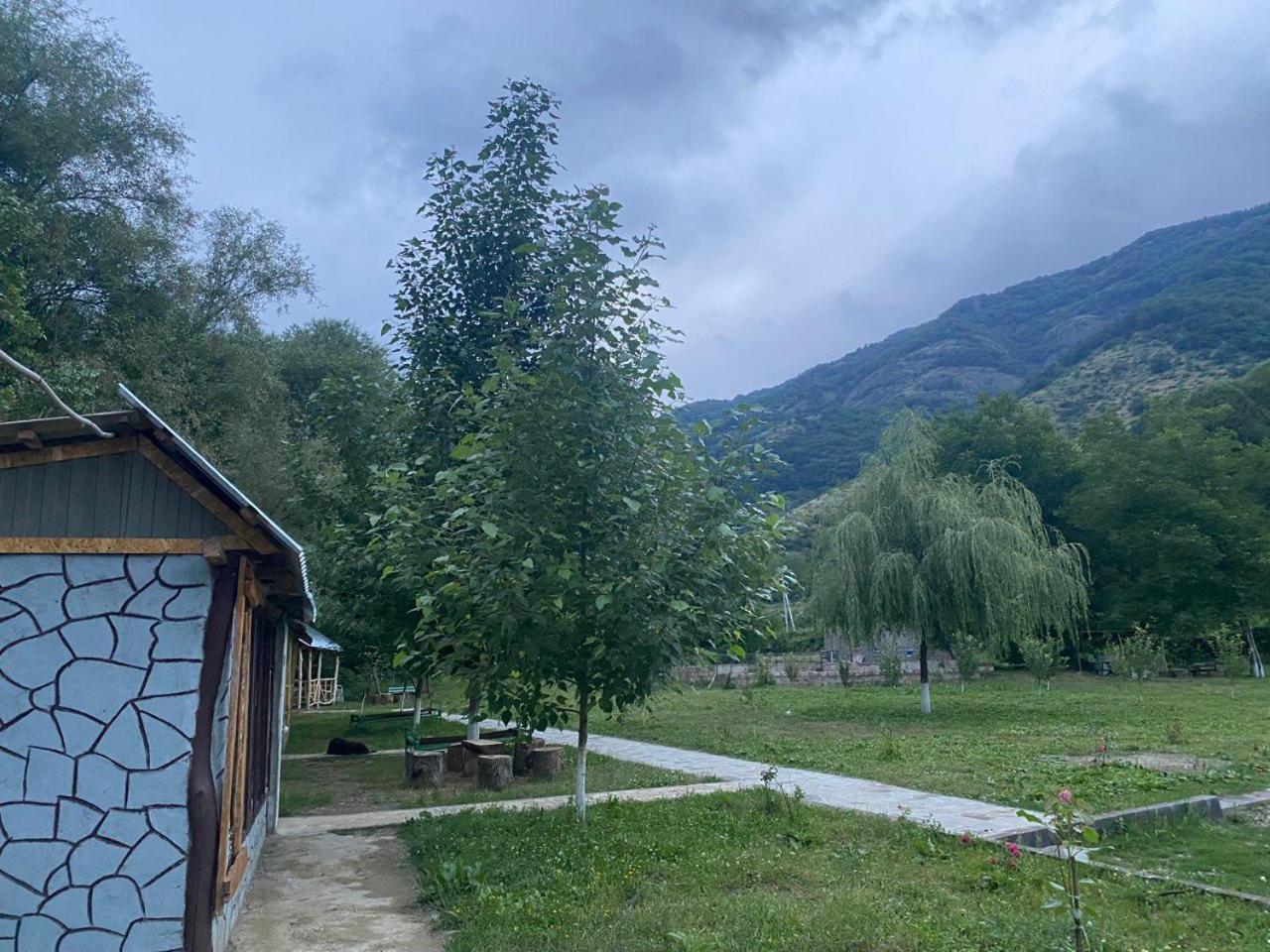 Basuta Guesthouse Kapan Екстериор снимка